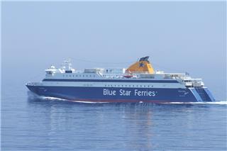 Νάξος: Το Blue Star Naxos έδεσε στο λιμάνι με ριπές 100 χλμ/ώρα και κύματα