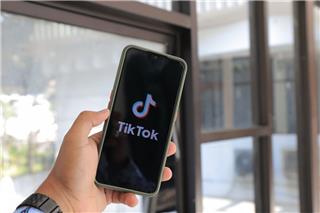 Πώς αποφασίζει το TikTok ποιο βίντεο θα σου δείξει μετά;