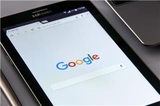 Google: «Εξαπάτηση» οι ψεύτικοι συντάκτες με AI φωτογραφίες - Το δίκτυο που έκλεισε