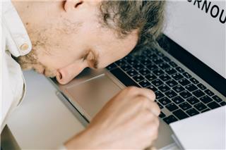Έτσι προλαβαίνουμε το burnout πριν καταρρεύσουμε