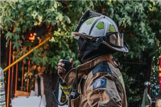 Πύρινος εφιάλτης στο Αιγάλεω: Στις φλόγες δύο βιοτεχνίες, εκκένωση σε ακτίνα 400 μέτρων