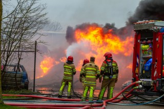 Σε ύφεση η φωτιά στα Σπάτα: Σε επιφυλακή παραμένουν οι πυροσβεστικές δυνάμεις