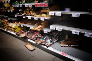 Κυβερνήσεις ζητάνε από τον κόσμο να μαζέψουν προμήθειες - Τι φοβούνται