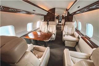 Μέσα στο πολυτελές jet των celebrities με χαβιάρι, Wi-Fi και gift bag 800 δολαρίων