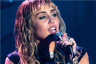 Miley Cyrus: Το νέο άλμπουμ «Bass Persuades» και ο λόγος που «πέταξε» το επίθετό της