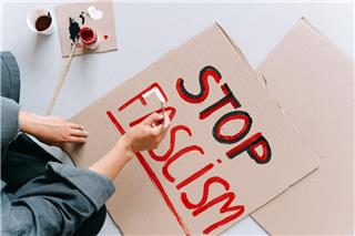 Ελευσίνα: Παραδόθηκε ο 22χρονος για το μαχαίρωμα αντιφασίστα - Σιδερογροθιά στις έρευνες