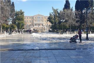 Σύνταγμα: Ύποπτο σακίδιο κλείνει δρόμους στο κέντρο της Αθήνας - Επιχείρηση του ΤΕΕΜ