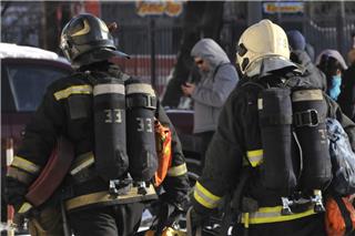 Τρίκαλα: Εργοστάσιο τυλίχθηκε στις φλόγες - Καίγονται 6 αποθήκες