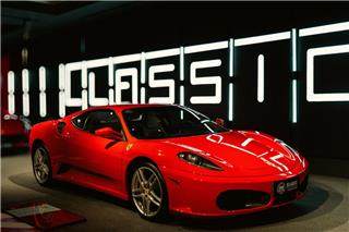 Ferrari 210.000 ευρώ σφηνώθηκε σε σοκάκι της Σεβίλλης ‑ Φαρμακερά τα σχόλια στο Διαδίκτυο