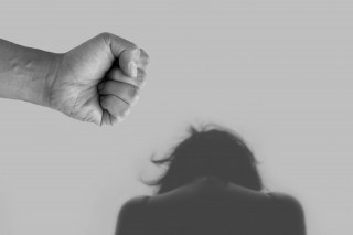 Εφιάλτης στη Βρετανία: Σύζυγος νάρκωνε και εξέδιδε τη γυναίκα του σε σκηνικό «υπόθεσης Πελικό»
