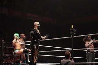 Η Τίφαν Στράτον του WWE βούτηξε από σκάλα, προσγειώθηκε με το κεφάλι και τον αυχένα - Σοκαριστικό βίντεο
