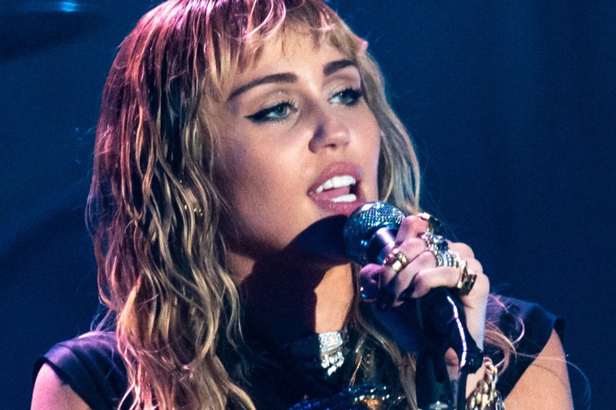 Miley Cyrus: Το νέο άλμπουμ «Bass Persuades» και ο λόγος που «πέταξε» το επίθετό της