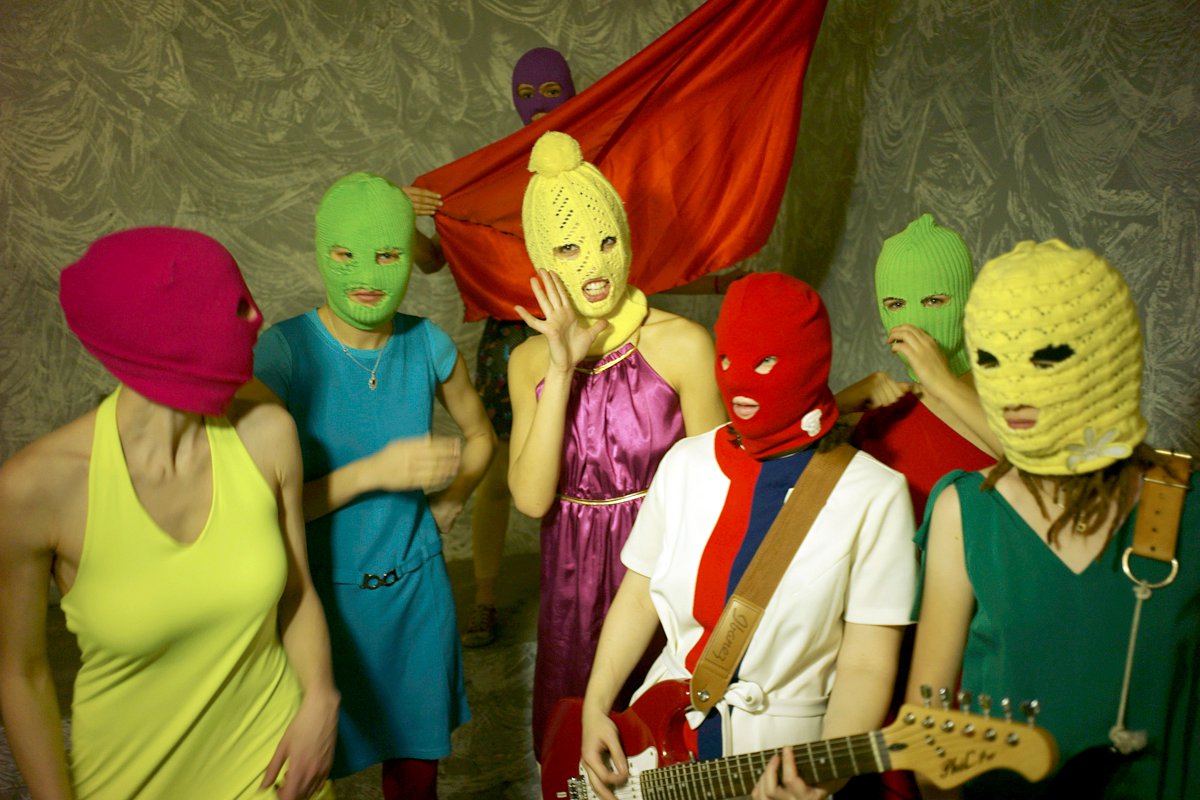 Pussy Riot: Πρώην μέλος τους ήταν κατάσκοπος του Πούτιν επί τρία χρόνια - Το πρώην μέλος του φεμινιστικού πανκ συγκροτήματος αποκάλυψε ότι σχεδίαζαν να τη χρησιμοποιήσουν σε απόπειρα δολοφονίας πρώην συνεργάτη της.