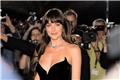 Dakota Johnson: Λαγουδάκι του Playboy στη Νέα Υόρκη με κορσέ, ψηλές κάλτσες και ένα τσιγάρο