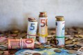 Πότε μια απλή μεταφορά χρημάτων σε συγγενή γίνεται φορολογική παγίδα – Τι ελέγχει η ΑΑΔΕ