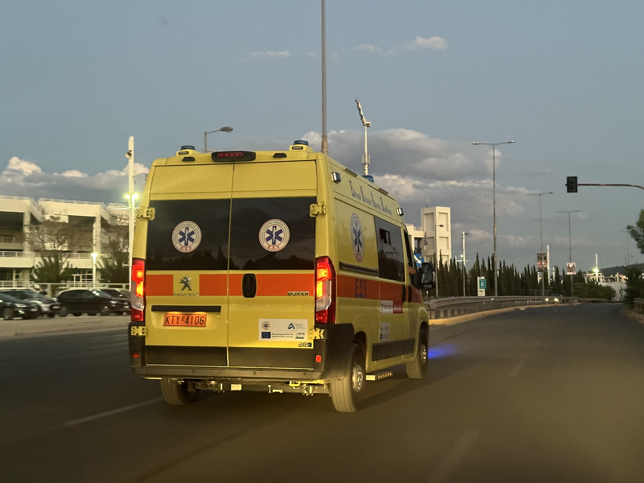 Νεαρή γυναίκα έπεσε από τον 6ο όροφο στο Μοναστηράκι – Παρελήφθη ζωντανή από το ΕΚΑΒ - Οι αρχές ερευνούν το ενδεχόμενο απόπειρας αυτοκτονίας