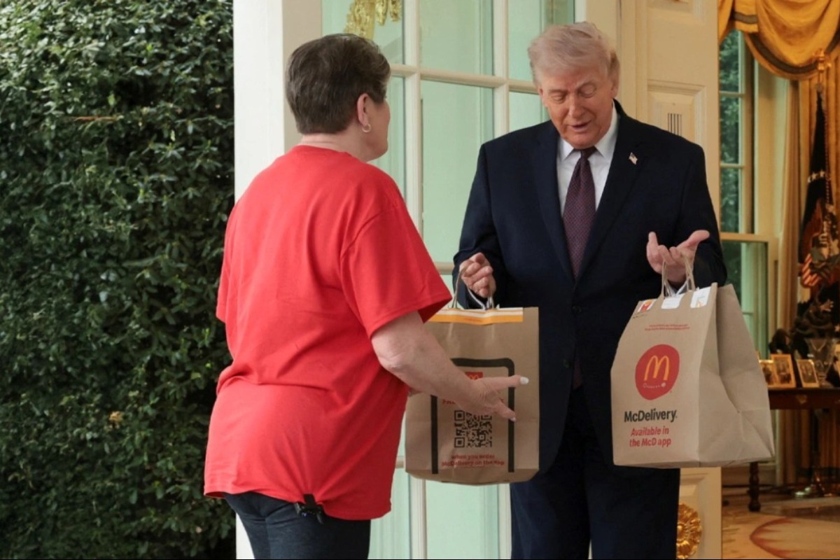 Τραμπ on camera: Fast food στον Λευκό Οίκο και φιλοδώρημα 100 δολάρια στη διανομέα