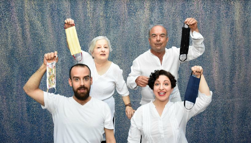 «Μένουμε… ταπί»: Μια επιθεώρηση του Δημήτρη Χαλιώτη